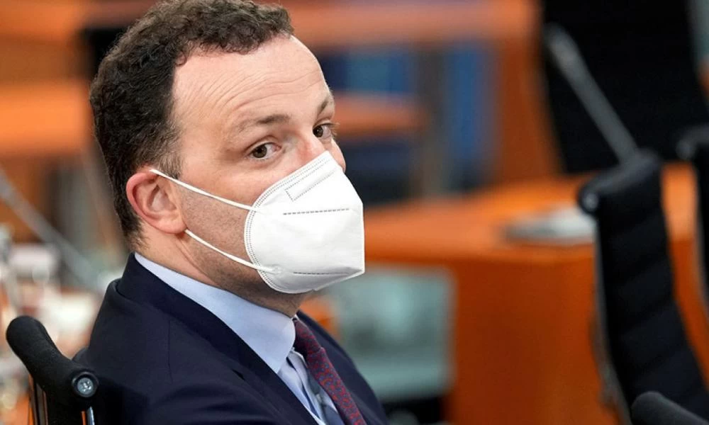 Σφοδρά πυρά κατά του Γιενς Σπαν-Ζητούν την αποπομπή του για σκάνδαλο με άχρηστες μάσκες